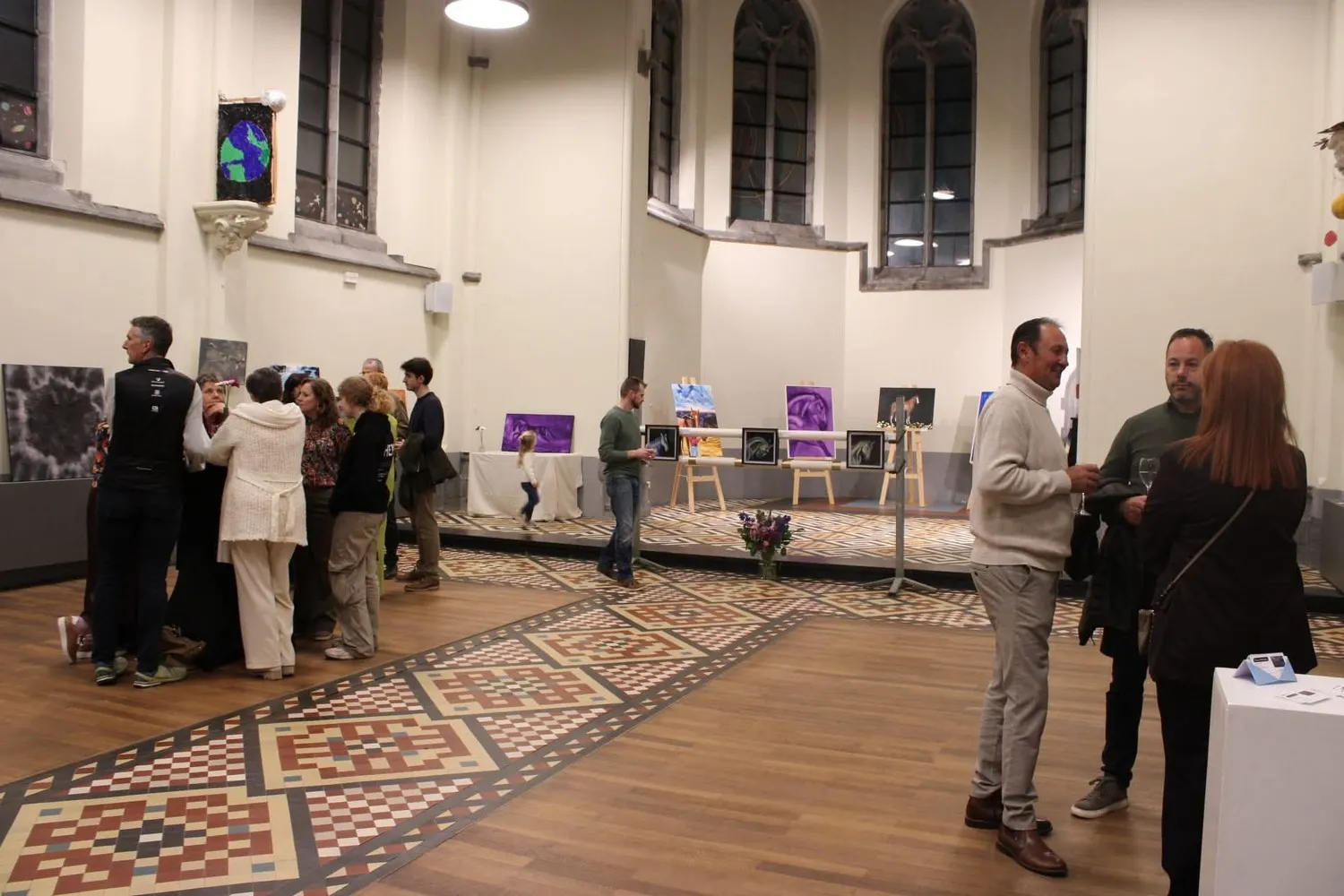 Bezoekers in de kapel